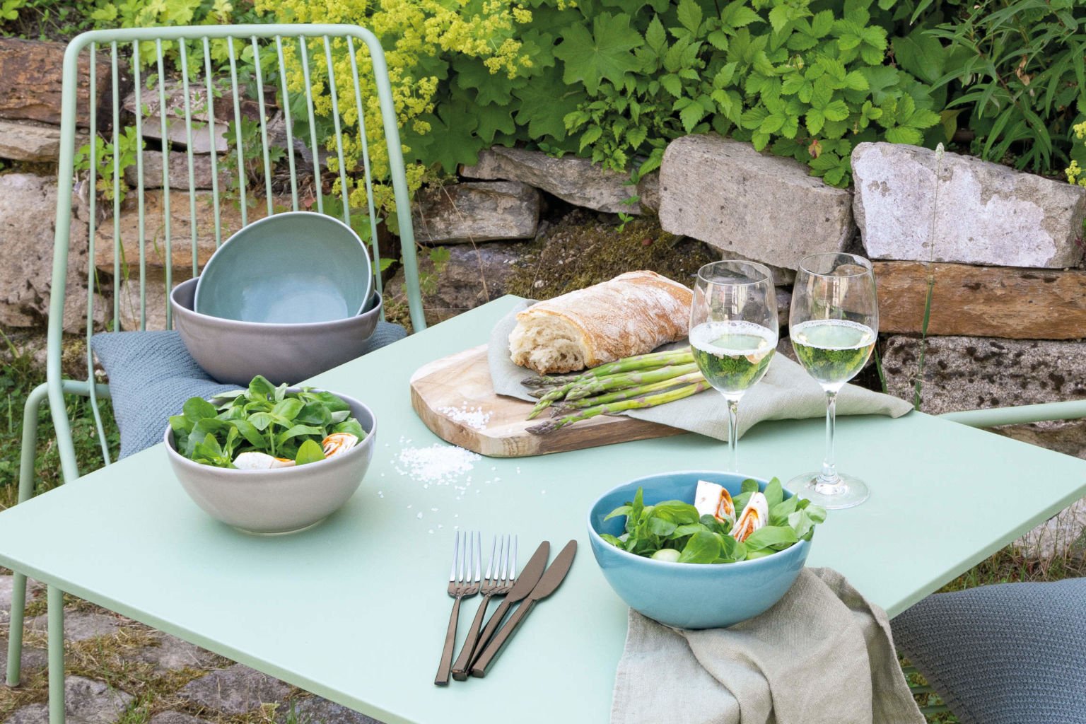 Hellblaue und beige Thomas Daily Bowls Porzellanschüsseln mit Salat gefüllt